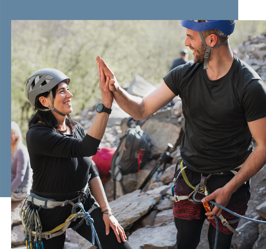 Two people hiking with no pain from acupuncture treatments